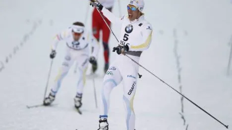 Marcus Hellner korsar mållinjen som VM-segrare i sprint.