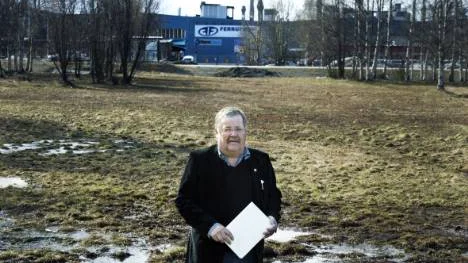 Här på området mellan Ferruform (i bakgrunden) och universitetet vill IFK Luleås Ingemar Ek att det byggs en ny arena för fotboll och andra arrangemang.FOTO: Pär Bäckström