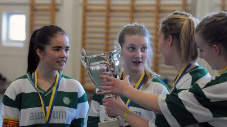 En efterlängtad pokal för Gammelstads 16-åriga tjejer. Laget slog Sunderby SK i finalen av Lilla VM.foto: mats henriksson