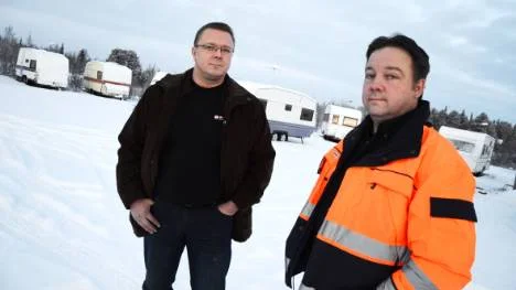 Pentti Rohkonen och Tomas Stålnacke är båda klubbordföranden vid Metallfacken i Svappavaara. De är bekymrade över sina medlemmar        som tvingas bo inneboende eller i husvagn. Nu kräver de att bostadsbyggandet måste påskyndas.FOTO: HANS STERNLUND