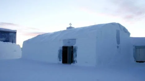 Om några år kan iskyrkan få sällskap av en ismoské vid ishotellet i Jukkasjärvi. Just nu pågår det en förprojektering.Foto: Hans sternlund/Sebastian ScheinerFOTO: Hans Sternlund