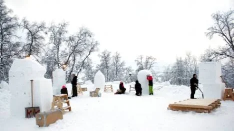Snöskulpturerna börjar ta form i Järnvägsparken. Estetelever från Kiruna, Luleå och Haparanda skulptrerar utifrån färdiga modeller.