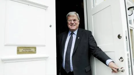 Inte orolig. I ett brev till regeringen undertecknat "handläggarna vid naturvårdsenheten, länsstyrelsen i Norrbotten" kritiseras Landshövding P-O Eriksson för ett uttalande om strandskyddet (infällt). Per-Ola Eriksson skrattar när brevet förs på tal. "Jag har tre månader kvar av mitt förordnande och jag tror att jag får sitta tiden ut trots det här brevet", säger han.FOTO: Bengt-Åke Persson