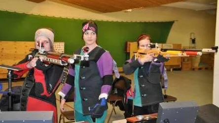Linnea, Sanna och Hanna Ylipää kan inte riktigt sätta fingret på vad som är kul med skytte. "Det är bara roligt", säger de.FOTO: Maria Ödalen