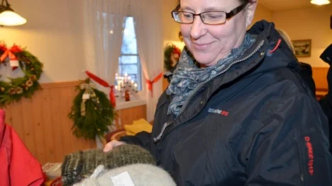 Karin Björkman visar upp sina fynd.