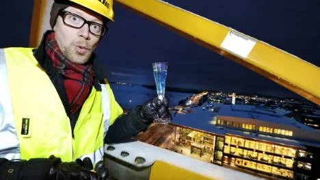 NSD:s reporter Bo Torbjörn Ek skålar in året 35 meter upp i luften. Ungefär så här blir utsikten från baren högst upp i det hotell som ska byggas på kvarteret Hunden. I glaset finns NSD:s egenkomponerade, alkoholfria drink "Den rädde klättraren".FOTO: Pär Bäckström