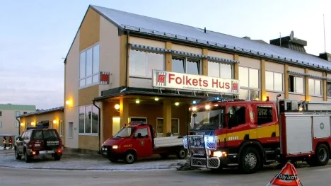 Brandbilar och 10-12 man från räddningstjänsten bekämpade branden i Folkets hus på söndagsmorgonen.