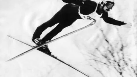 Svenske backhopparen Janne Holmlund gör ett misslyckat avstamp vid backhoppningen under de olympiska vinterspelen i Lake Placid. Holmlund gör ett vådligt fall och bryter nyckelbenet.
