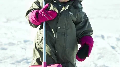 Jennifer gillar att skotta snö.