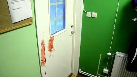 Det fanns en hel del blodspår i trapphuset till lägenheten där knivskärningen skedde. Polisen är av utredningstekniska skäl förtegen om händelsen.FOTO: Sandra Daniloff