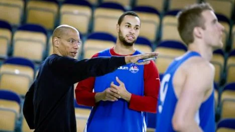 Efter armbågen i ansiktet - nu är LF Baskets                  nyckelspelare Marcus Relphorde tillbaka i den femte och avgörande matchen mot Sundsvall.