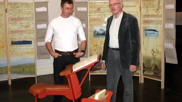 Göran Sjöberg tillförordnad enhetschef och Kjell-Åke Aronsson museechef Ajtte bakom en kopia av  den plugghäst eller arbetsstol som Carl von Linne arbetade vid Fotograf: John Filipsson