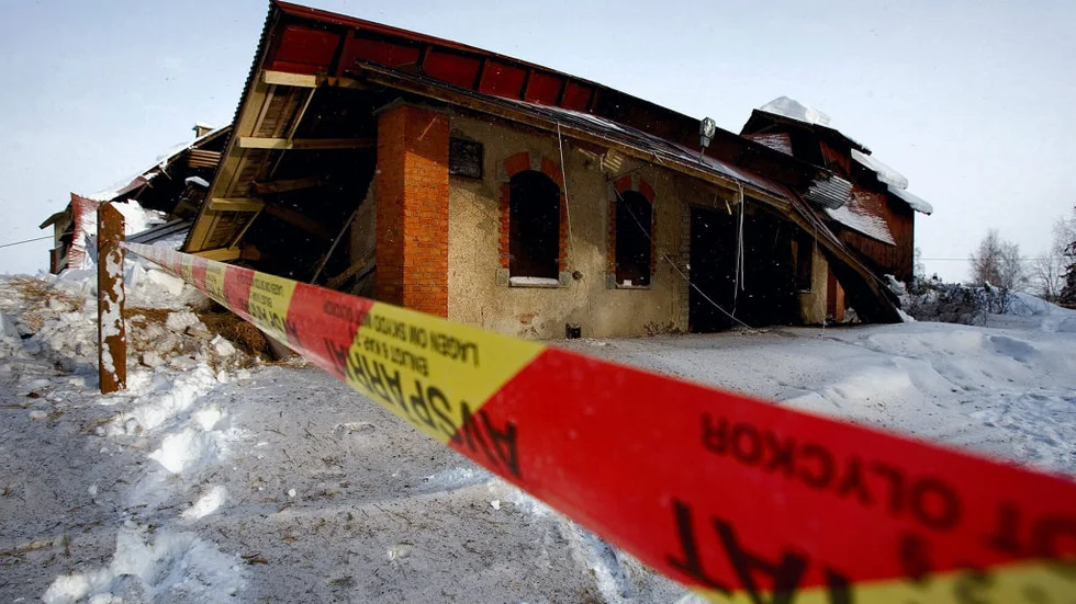 I februari 2010 rasade en ladugård ihop vid Lambohovs säteri. Först nu är det bestämt att den inte ska restaureras.