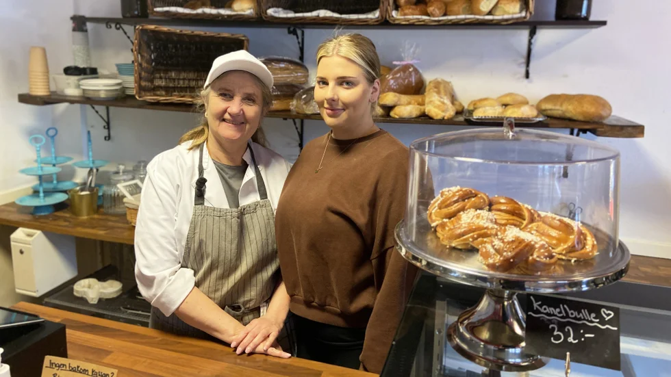 Helen Forslund tar över Stenkulla konditori. Något som Cecilia Söderquist, kafébiträde, är glad över. "Det betyder så mycket att konditoriet räddas kvar", säger hon.