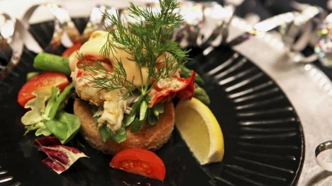 Hummertoast är en lyxig entré med blad, späda grönsaker och inte minst väl tilltagna hummerbitar. 
Foto: Dan Strandqvist