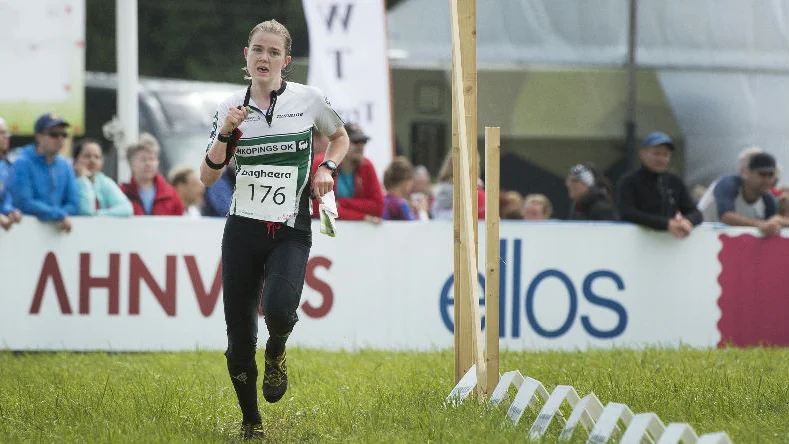 Alva Olsson sprang i mål som ledare i damernas huvudklass. Sedan kom "tanterna" och puttade ner henne från pallen.