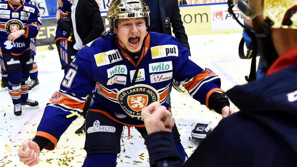 VÄXJÖ 2015-04-23 
Växjös Rhett Rakhshani firar efter säkrat SM-guld i final 6 i bäst av 7 i SM-Slutspelet i SHL mellan Växjö Lakers och Skellefteå AIK som spelas i Vida Arena.
Foto: Mikael Fritzon / TT  / kod 62360