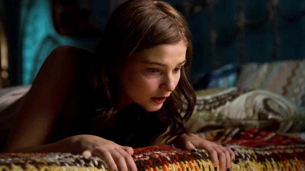 En titt under sängen. Stefanie Scott spelar Quinn i "Insidious: Chapter 3". 
Foto: Matt Kennedy