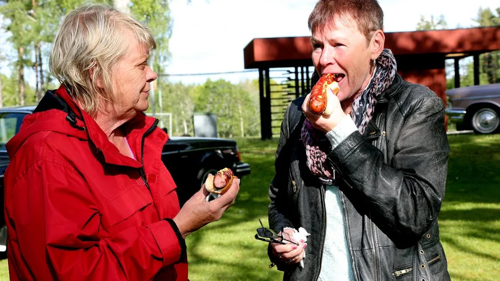 Korvgummor. Lena Strålhake och Berit Gustavsson börjar kvällen med att köpa korv av Eddy och Laban. - Vi var jämt i Boxhom förut på Måndagskvällarna, säger Berit.
