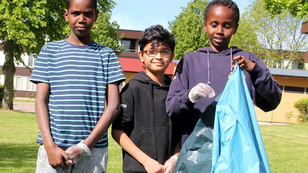 Säckarna fulla. Mohamed Hussein, Abdalla Almuktar och Adnan Mohamed tycker om att göra fint i Ryd.