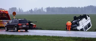 Minibuss voltade på riksväg 34