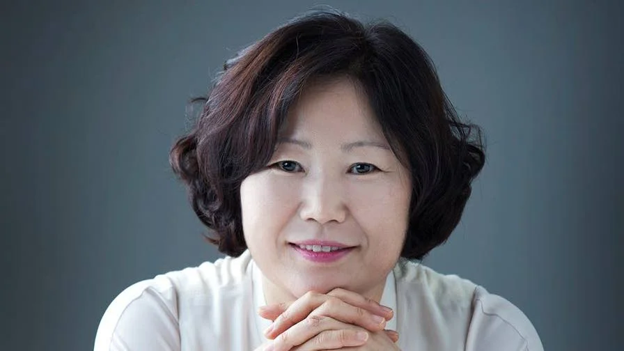 Sun-mi Hwang, född 1963,  bor i Seoul. Hon har tilldelats flera priser för sitt författarskap.