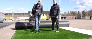 Nu rullas konstgräset ut