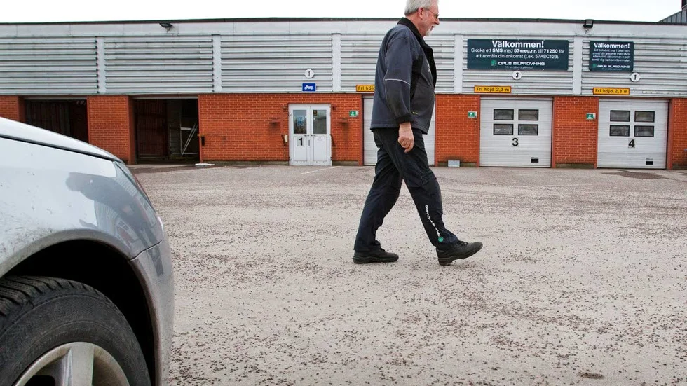 Bilbesiktning. Björn Jonzon får dagligen hjälpa bilister till rätta när de kört till fel station.
