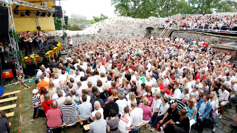 Visst är det så att slottsruinen på ett sätt begränsar antalet besökare, men Visfestivalen hör hemma på där, menar Anna Hydbom Ulvaeus.