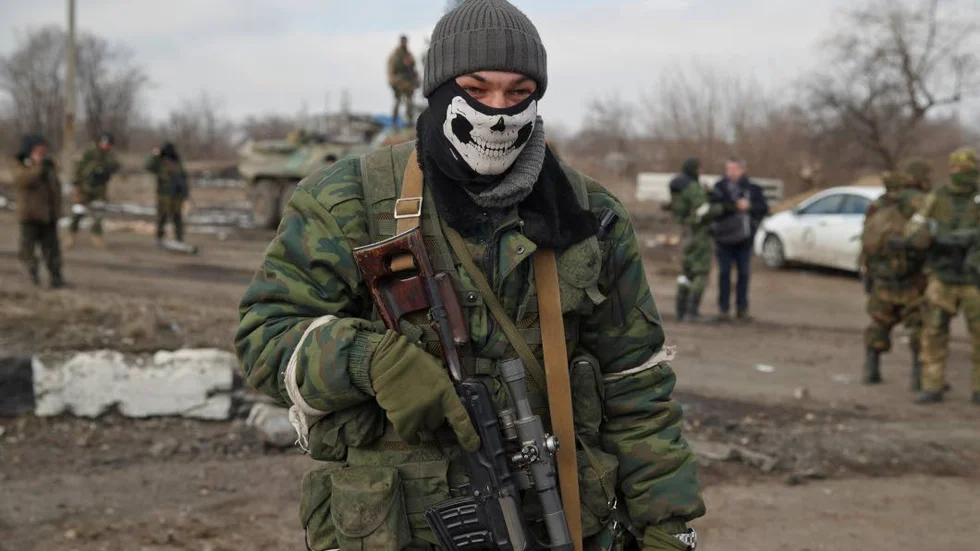 Aggressionens triumf. Ryskbackad krypskytt i ukrainska staden Debaltseve, som nu är separatisternas och Putins våld efter sveket i Minsk.