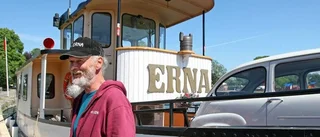 De tar bilen med båten