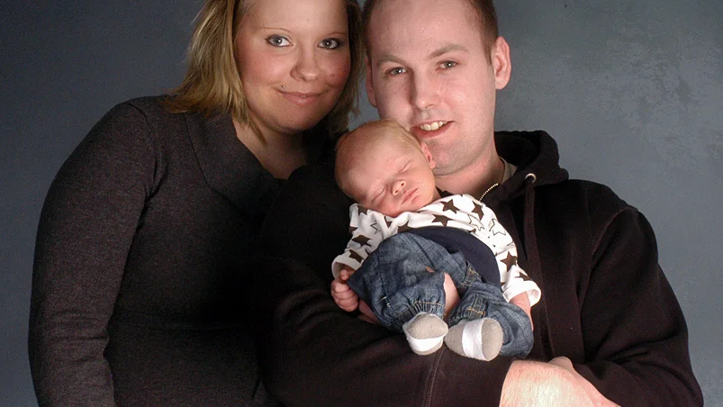 Alexandra Olsson och Christer Karlsson, Mjölby, fick den 24/2 sonen Elias. Längd 48 cm, vikt 2 990 g. Foto: Görans Foto, Mjölby