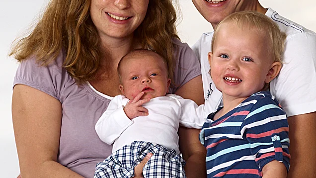 Maria Edoff och Tobias Hansson, Motala, fick den 10/6 sonen Isac. Längd 49 cm, vikt: 3 400 g. Storasyster heter Matilda 2 år. Foto: Studio Liverpool & Dacke