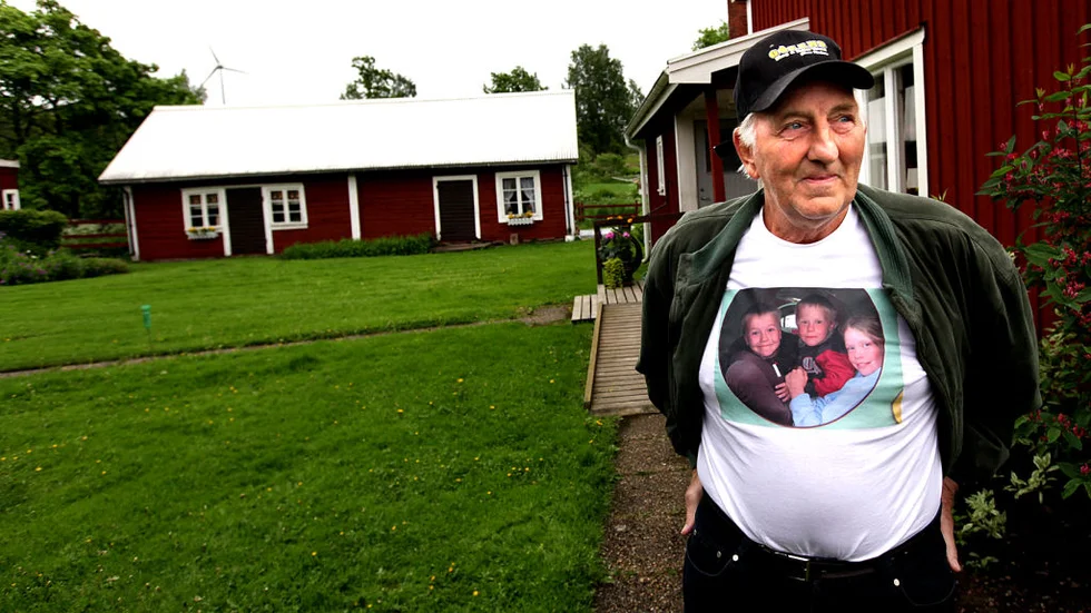 Börje Karlsson tycker att vindkraftverket lagt en död mans hand över hans fastighet. Foto: MIA KARLSVÄRD