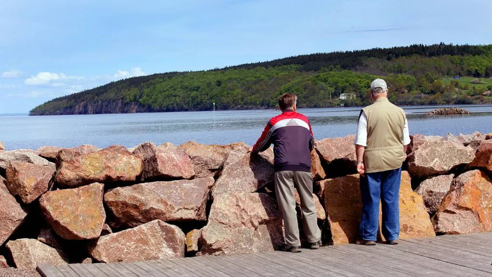 Från Hästholmens hamn ser man över till Omberg och Ellen Keys Strand.