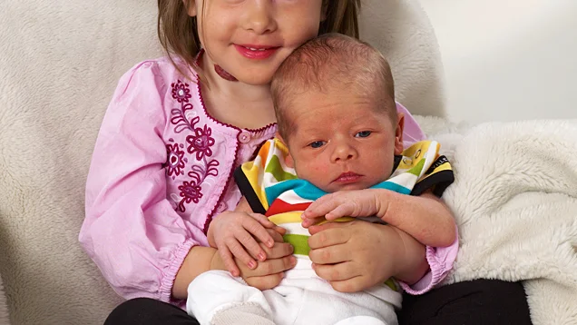 Alizia Renström, 2 år, blev den 5/6 storasyster till Oliver Renström. Längd 50 cm, vikt 3 150 g. Föräldrarna heter Petra Carlsson och Kristian Renström.