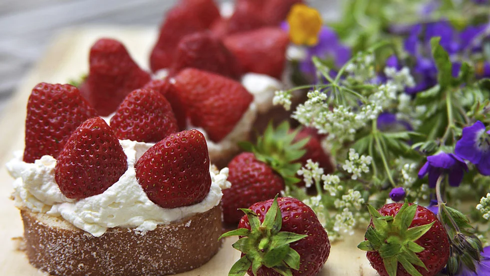 Dessert eller kaffebröd? Egentligen spelar det ingen roll för enkel rulltårta med vispad grädde och jordgubbar funkar lika bra i båda fallen.