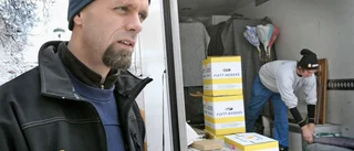 En flyttgubbe håller låda