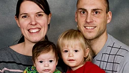 Maria och Rickard Engström, Norrbergavägen, Sturefors, fick den 22/10 en dotter som heter Signe. Vikt 3 020 g, längd 49 cm. Med på bilden är även dottern Lilly.