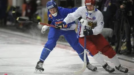Landslagsmeriterade Antti Ekman, till vänster, är klar för hårdsatsande HT Bandy kommande säsong.Foto: scanpix