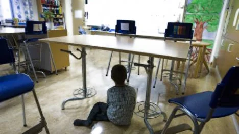 Vid ett tillfälle, efter en jobbig situation, i skolan kröp Emil in under en bänk. Hans pappa, Rolf Långström, vill  att sonen ska få  den hjälp och det stöd han behöver  för att klara skoldagen.  Personen på  bilden har inget samband med artikeln. FOTO: Pär  Bäckström