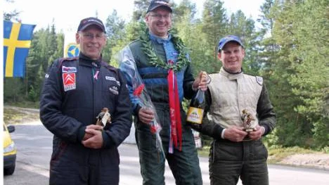 Robert Niemi, Kalix MK, säkrade SM-guldet i supernationella rallycrossklassen upp till 2400 cc i backe i helgen. Göran "Zamora" Lind, Bollnäs MK, t.v., blev tvåa och Christer Jonsson, Tjust MK, t.h. slutade totaltrea.