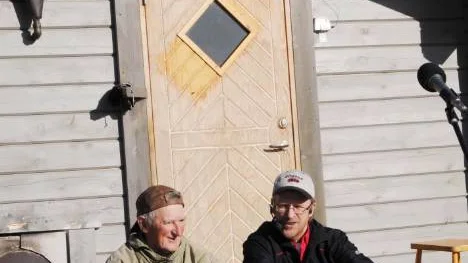I 19 år har Bengt Hurula och Sten Erikki eldat bastun och förmedlat till publiken vad som händer omkring och i bastun.