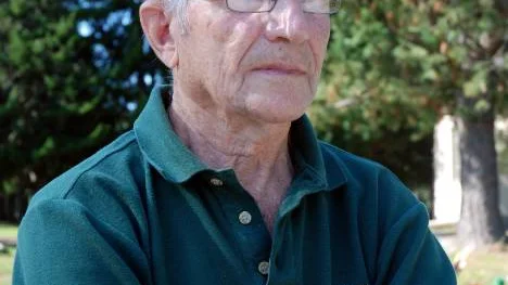 Eliud Carlsson, 83, uppmärksammade fem unga pojkar som flyttat ett brunnslock och kastade sten ner i brunnen.