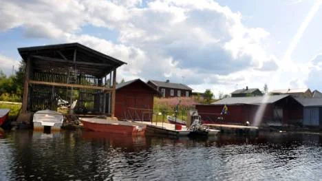På denna strandkant tar Flottkalaset sin början, när kalasbeökare går ombord på de flottar som ska ta dem ut till kalasön.