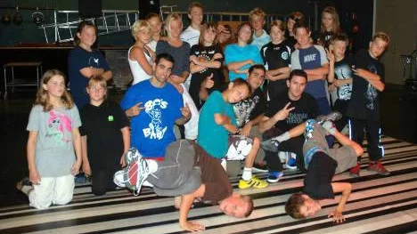 Glada ungdomar från Boden som går och lär sig breakdans i veckan. Deras instruktörer är medlemmar i dansgruppen Ultimate BBoys från Göteborg. FOTO: Anette McMurry