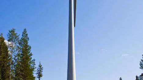 Så här maffigt ser det första vindkraftverket i Markbygden ut. 108 meter högt och med 41 meter långa rotorblad.