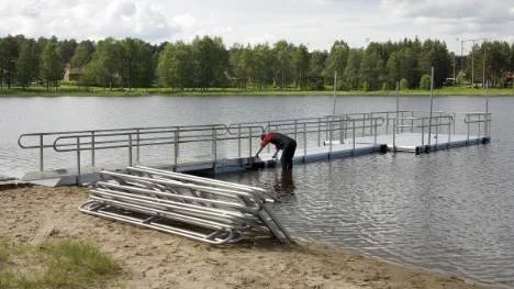 Från och med i sommar kan även personer med fysiska funktionshinder ta sig ett dopp på Luleås badstränder. Den nya handikappanpassade bryggan sträcker sig 18 meter ut i vattnet.