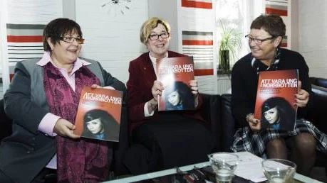 Hur mår unga i Norrbotten? Ganska bra, enligt landstingspolitikerna Agneta Granström, Monica Carlsson och Britt Westerlund. De visar upp en ny bok som belyser folkhälsoarbetet runtom i Norrbotten.FOTO: Bengt-Åke Persson FOTO: Bengt-Åke Persson