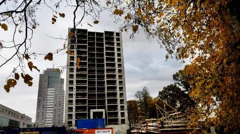 Den ekonomiska krisen syns tydligt  i Lettlands huvudstad Riga. På bilden Panorama Plaza, ett oavslutat byggprojekt finansierat av Swedbank.